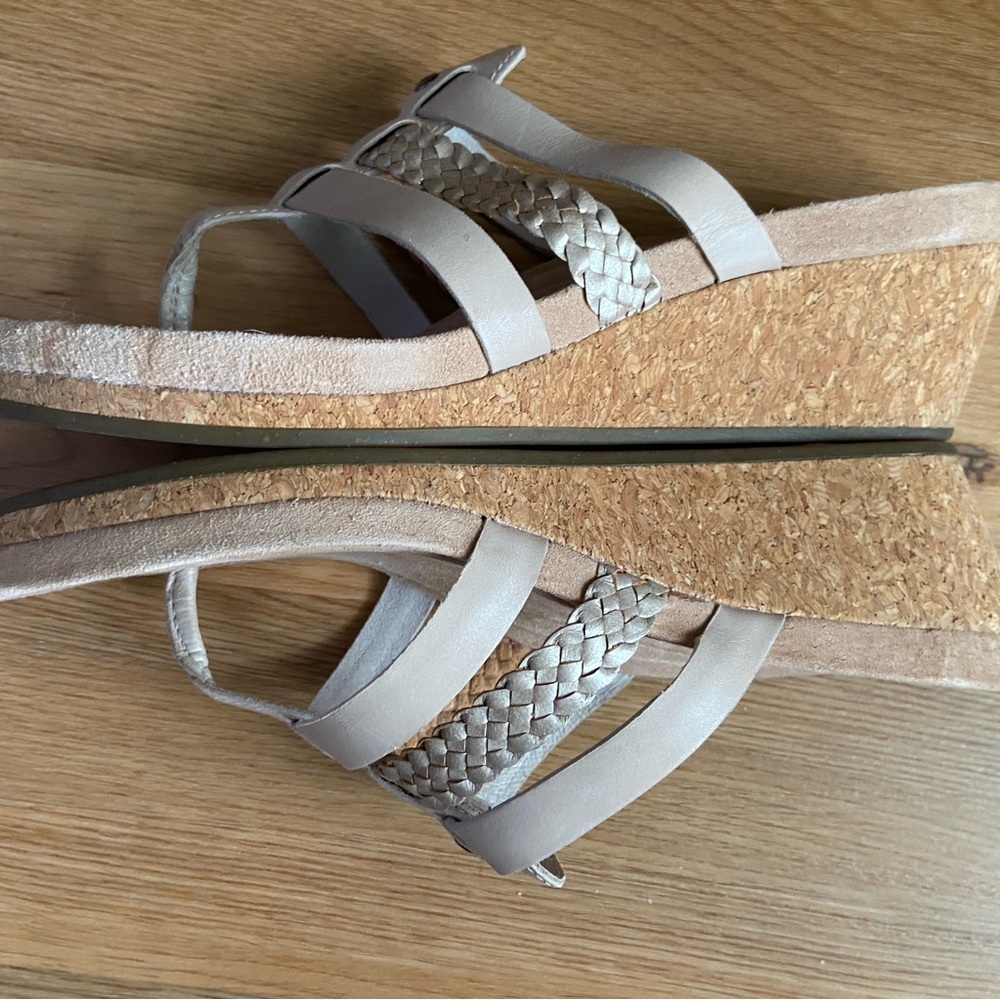 UGG Women's 9 M Cream Tan 2 1/2” Heel Cork Platform Sandals Shoes - Picture 2 of 7